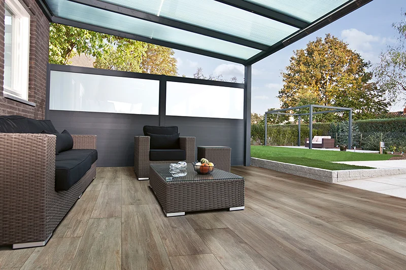 Wand als Windschutz und Sichtschutz für Terrasse